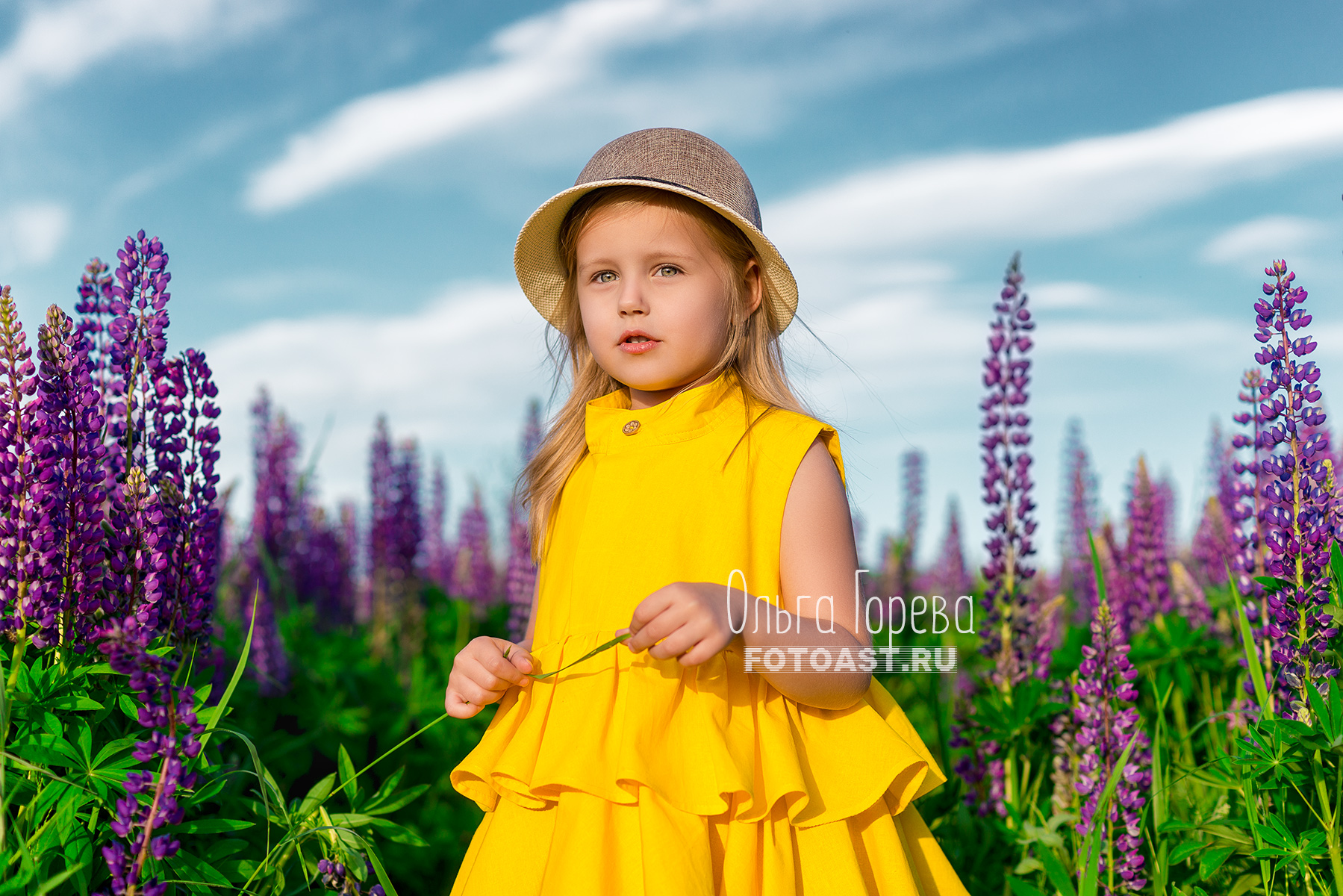Детская фотосессия в люпинах в Кирове