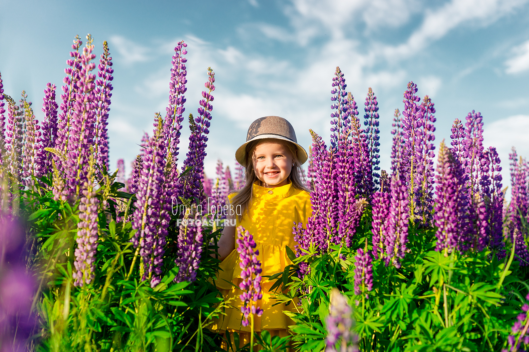 Детская фотосессия в люпинах в Кирове