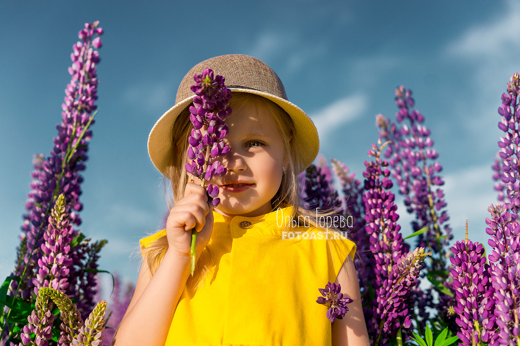 Детская фотосессия в люпинах в Кирове