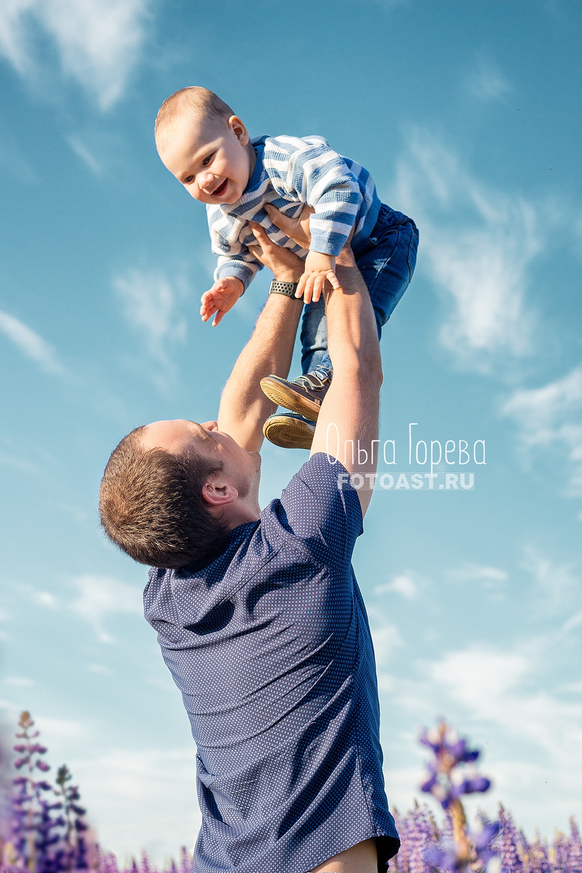 Семейная фотосессия в цветущих люпинах в Кирове