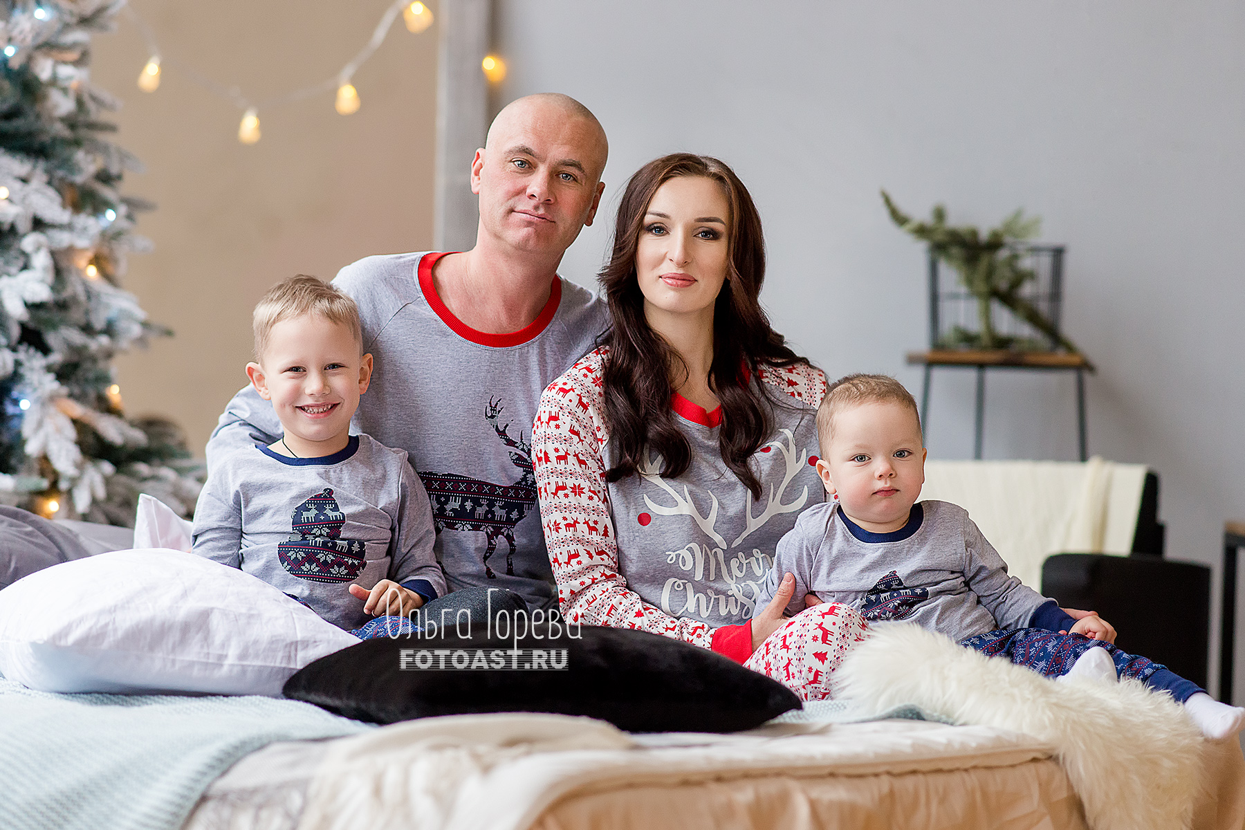 Семейная фотосессия в новогодней фотостудии в Кирове