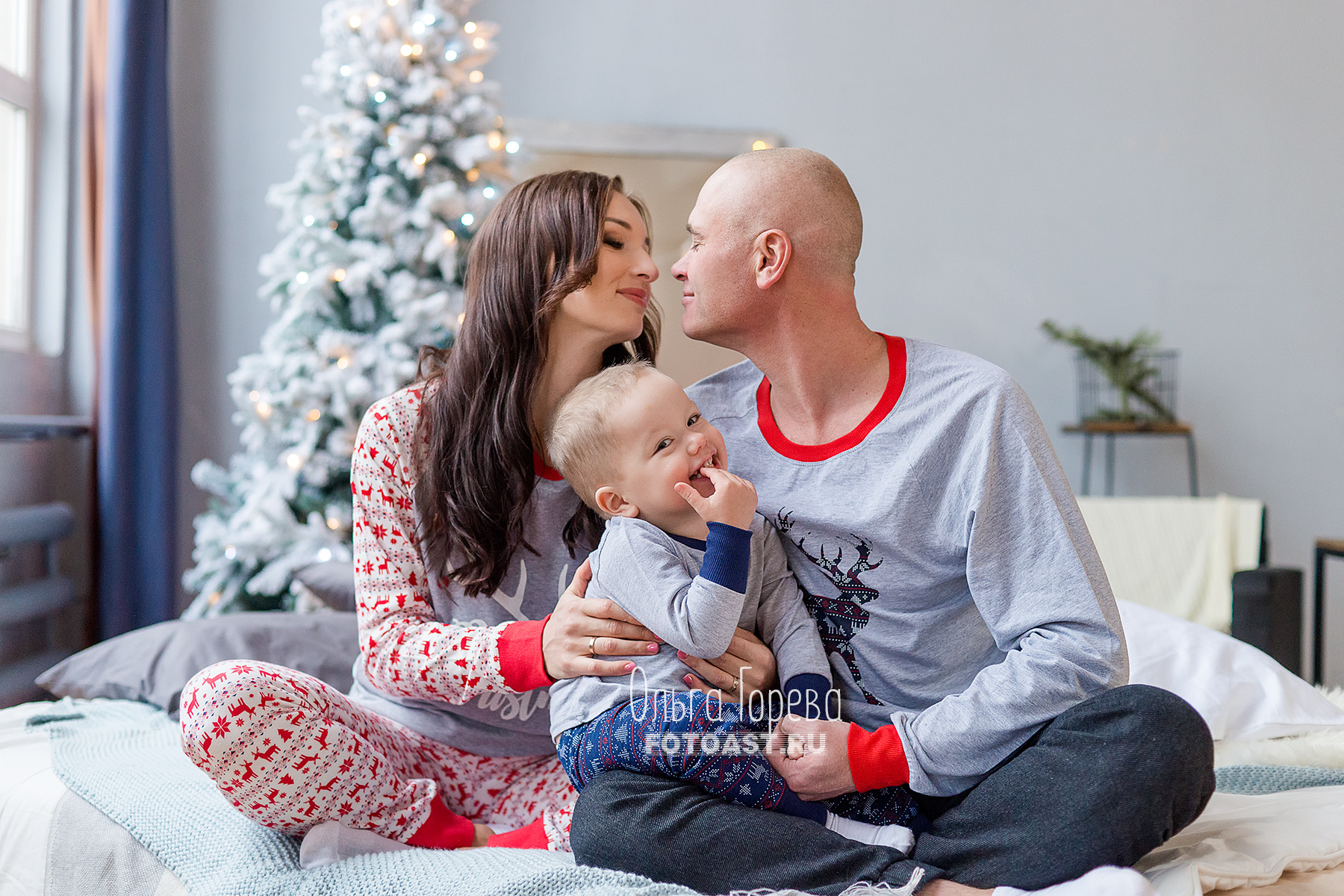 Семейная фотосессия в новогодней фотостудии в Кирове