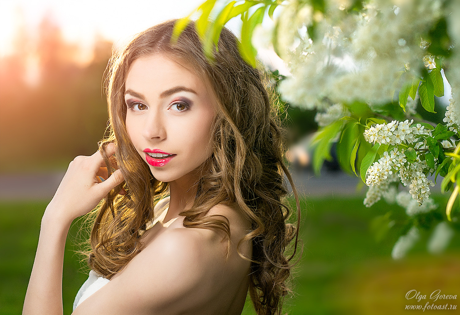 Фотосессия девушки в цветущей черемухе