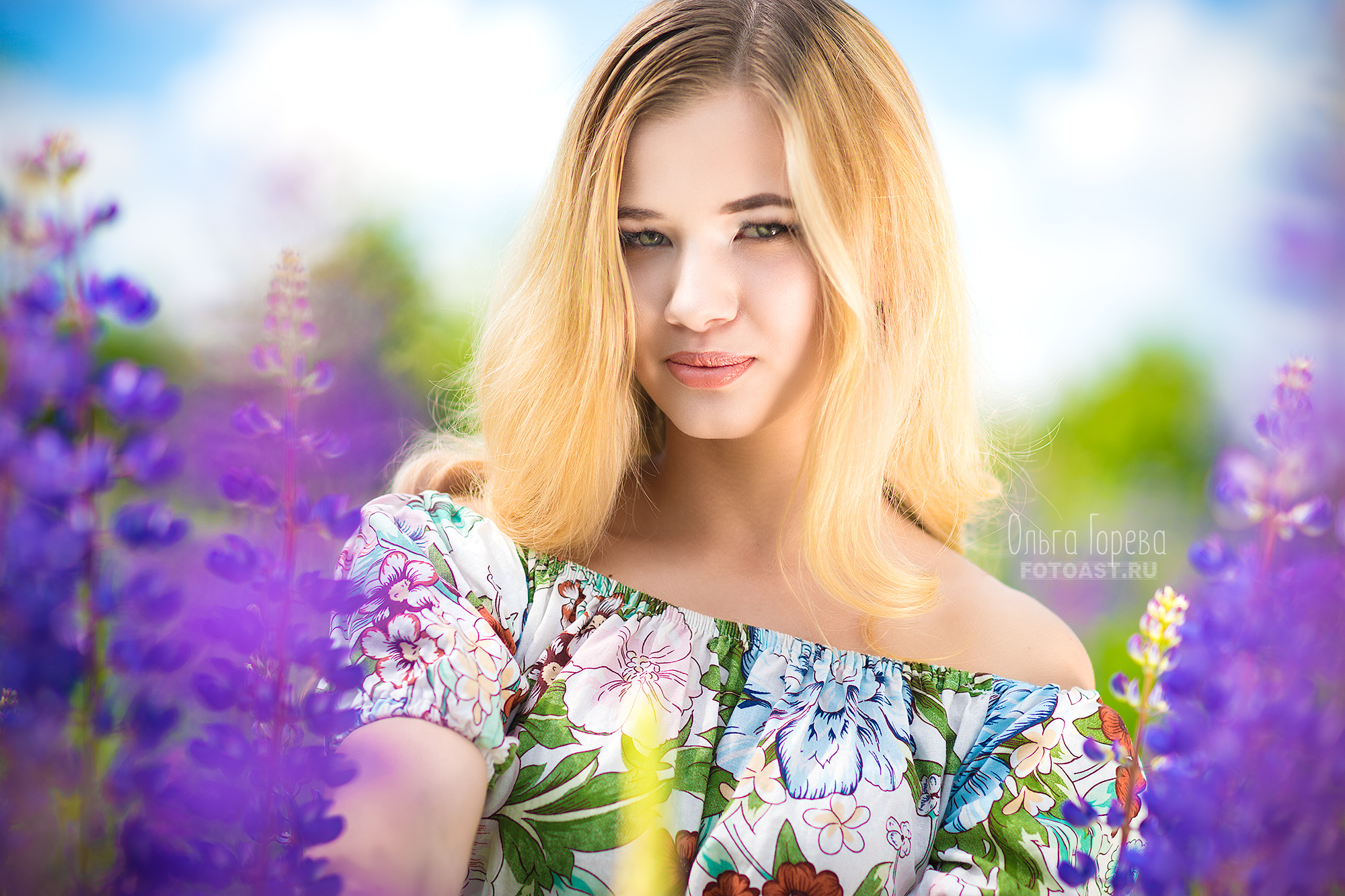 Фотосессия девушки летом в цветущих люпинах в Кирове