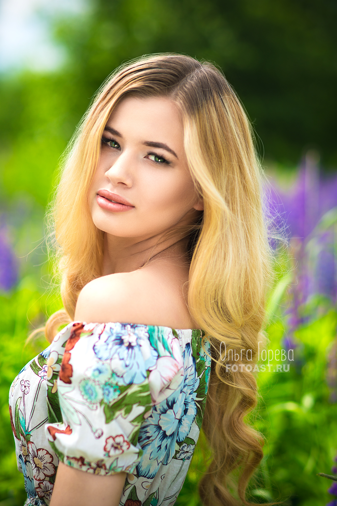 Фотосессия девушки летом в цветущих люпинах в Кирове