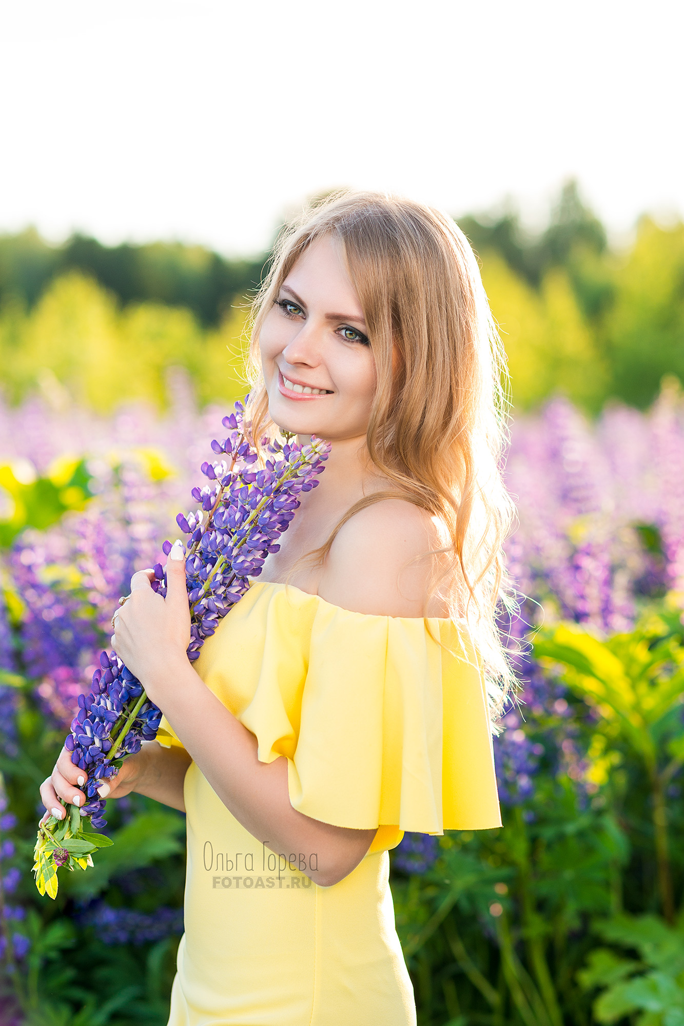 Летняя фотосессия девушки в цветущих люпинах в Кирове