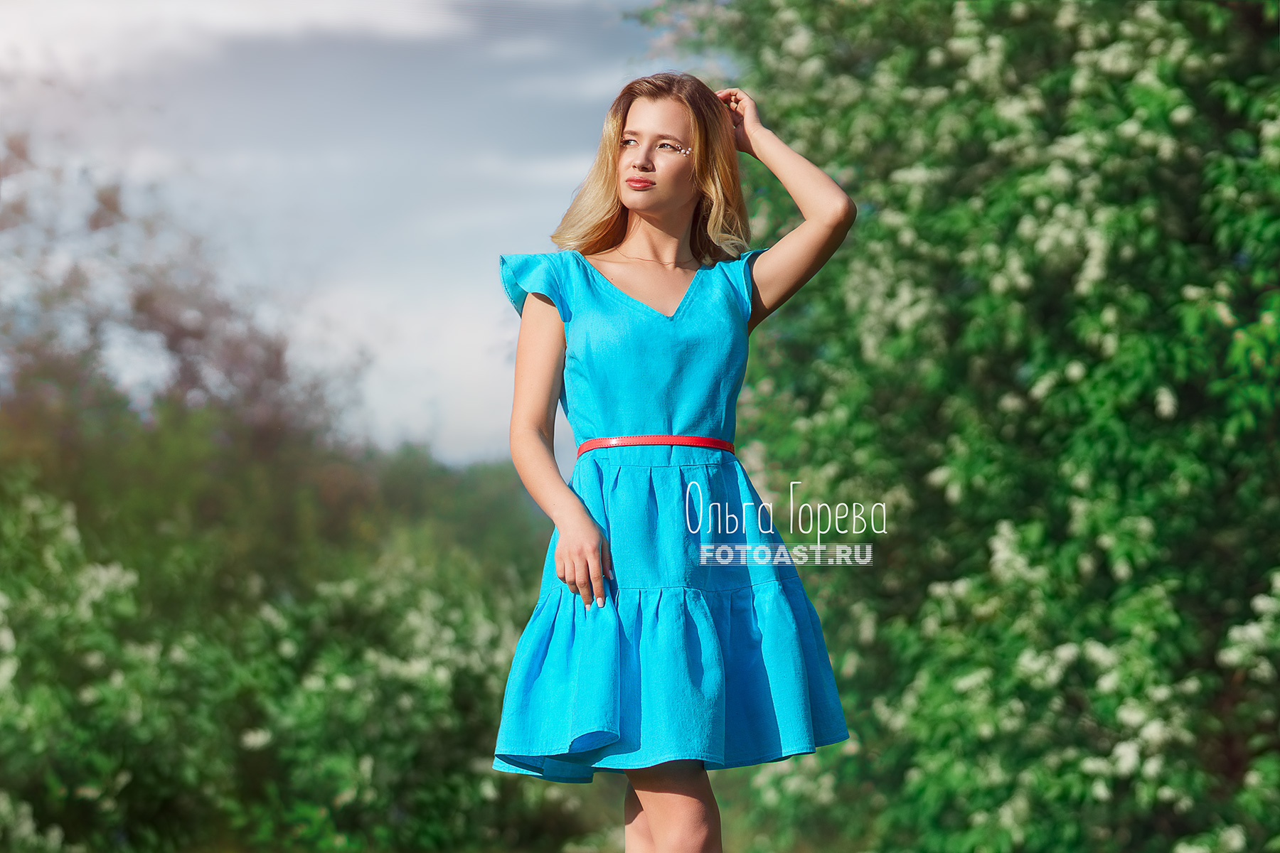Фотосессия модели в цветущей черемухе в Кирове