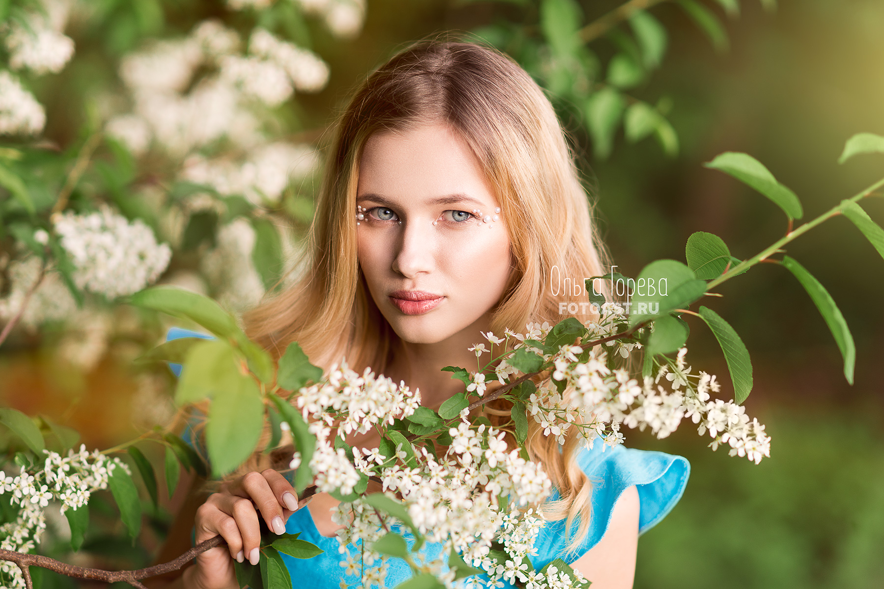 Фотосессия модели в цветущей черемухе в Кирове