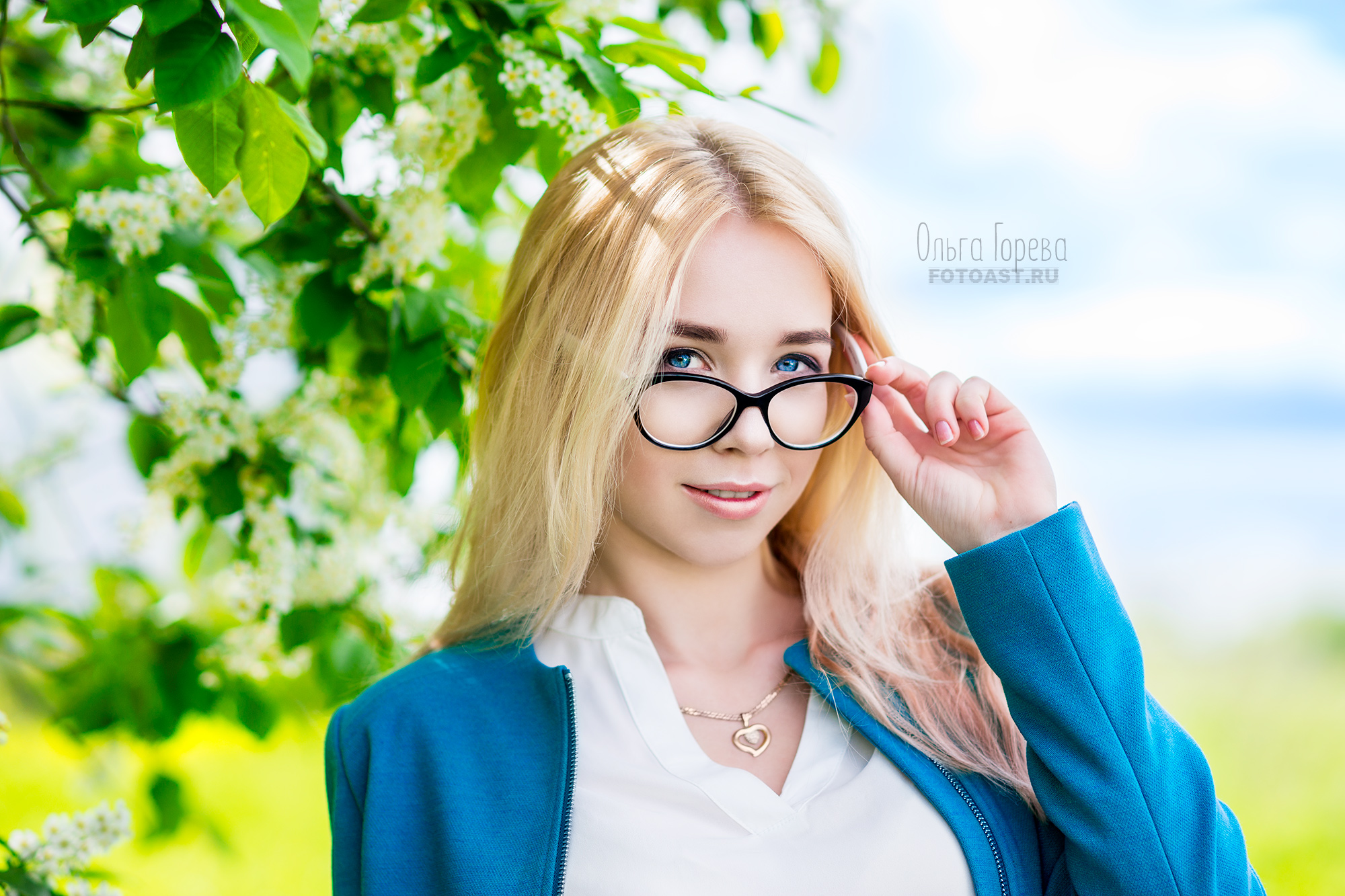 Фотосессия в цветущей черемухе в Кирове