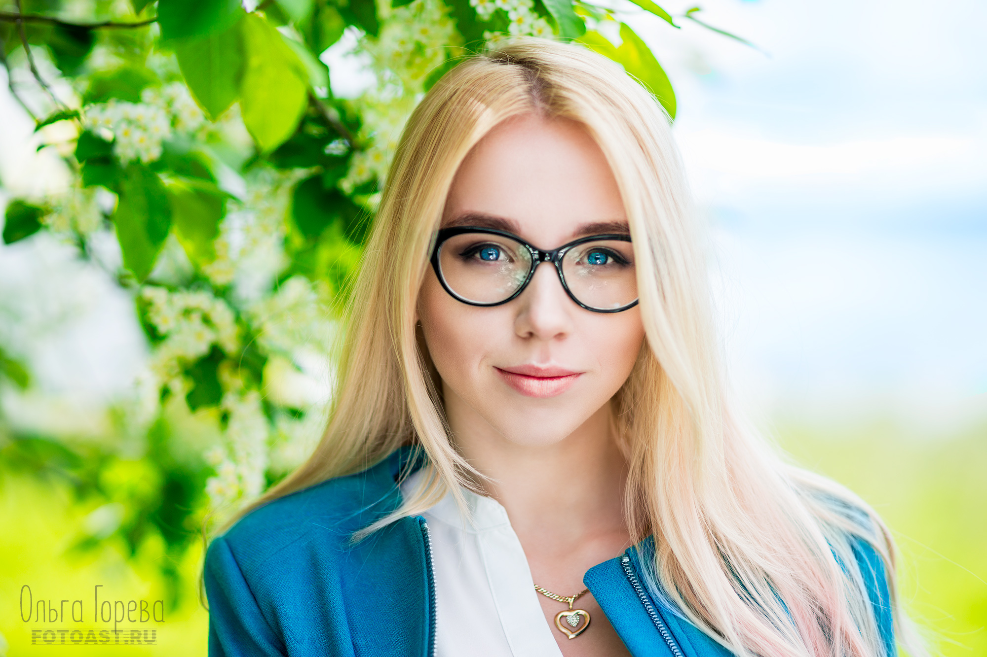 Фотосессия в цветущей черемухе в Кирове