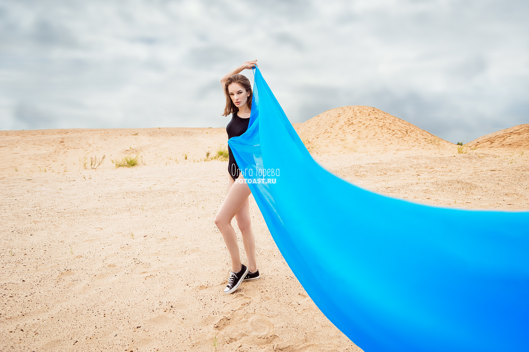 Фотосессия девушки в песках в Кирове