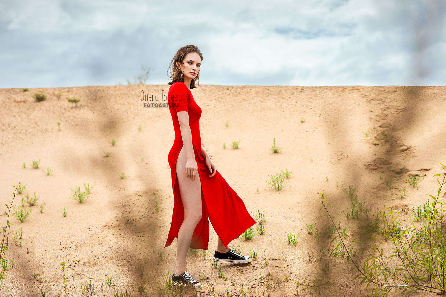 Фотосессия девушки в песках в Кирове