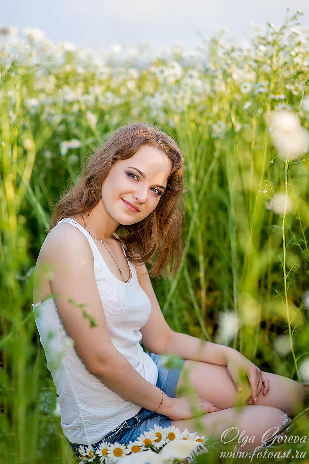 Фотосессия в цветущем ромашковом поле в Кирове