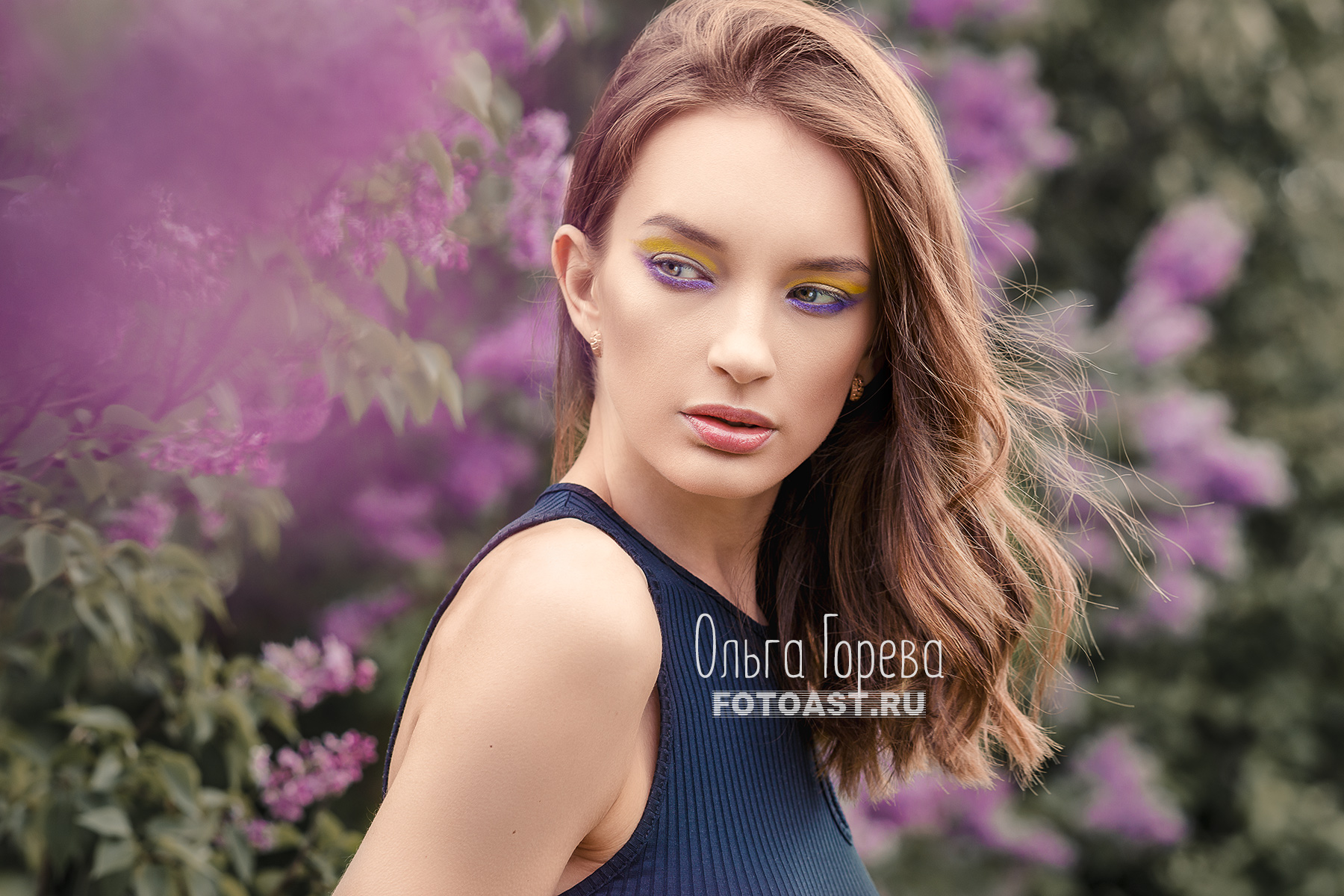 Фотосессия в цветущей сирени в Кирове