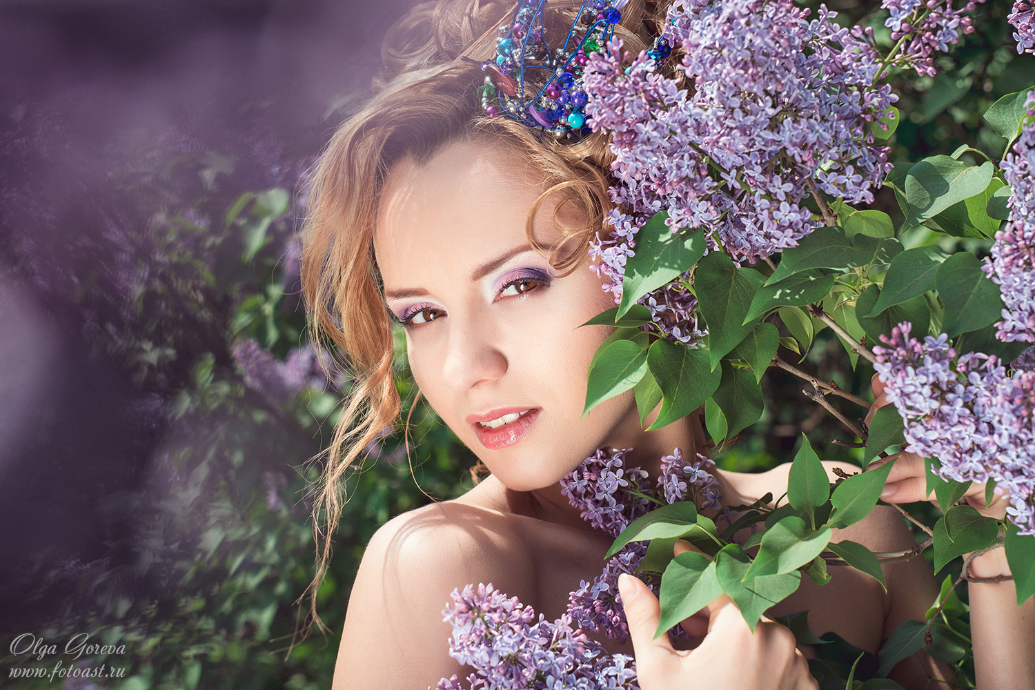 Фотосъемка девушки в цветущей сирени в Кирове