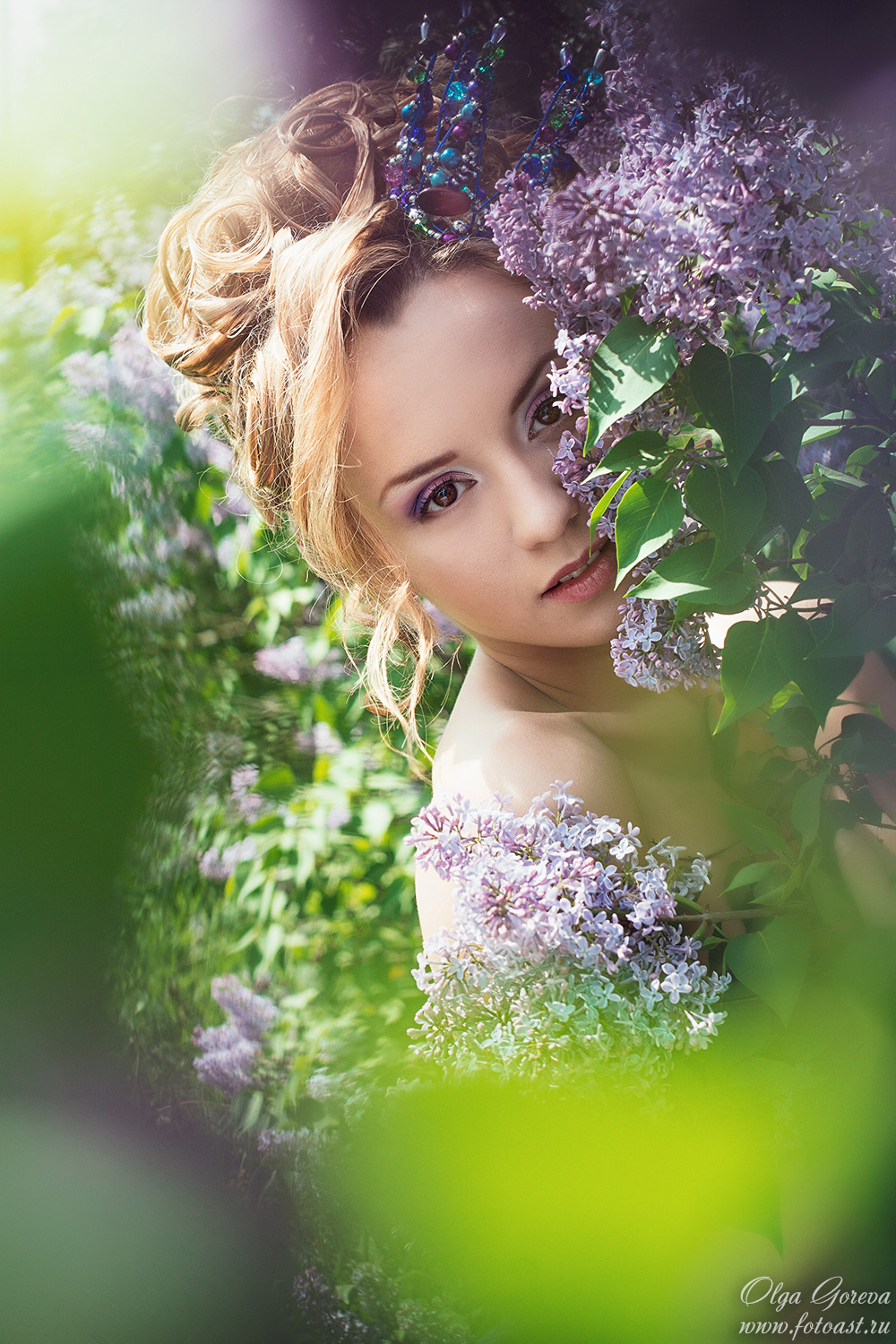 Фотосъемка девушки в цветущей сирени в Кирове