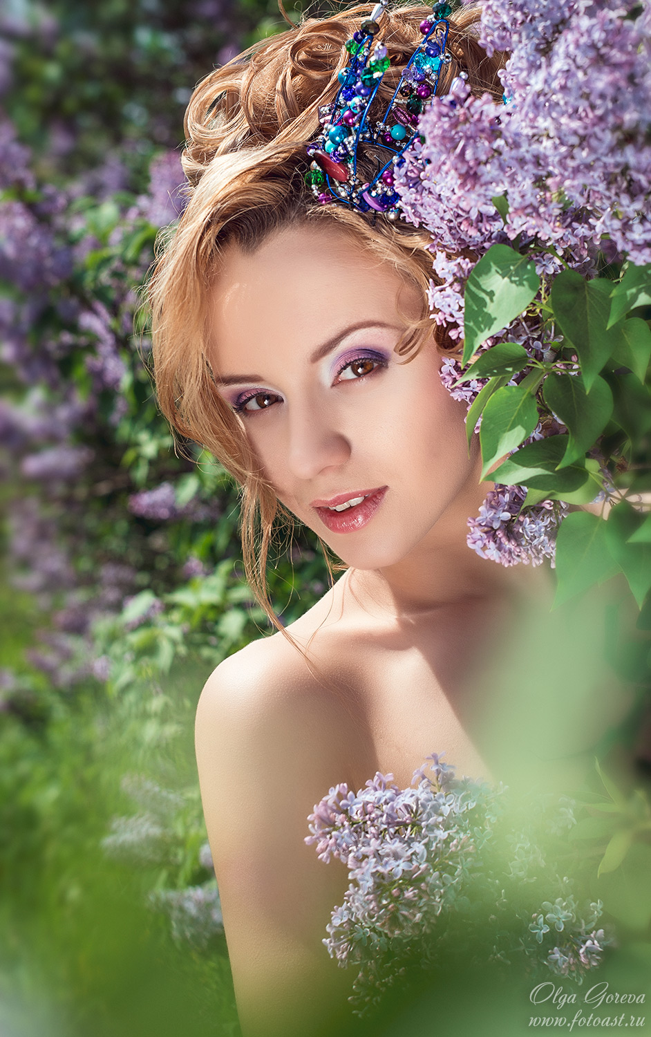 Фотосъемка девушки в цветущей сирени в Кирове