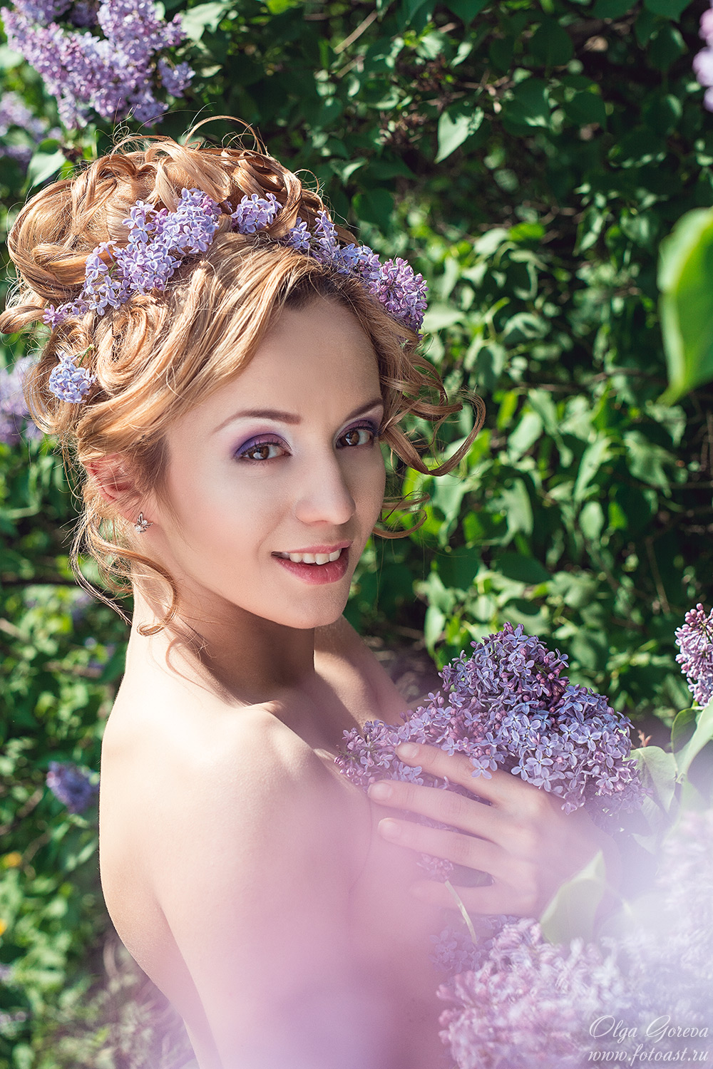 Фотосъемка девушки в цветущей сирени в Кирове