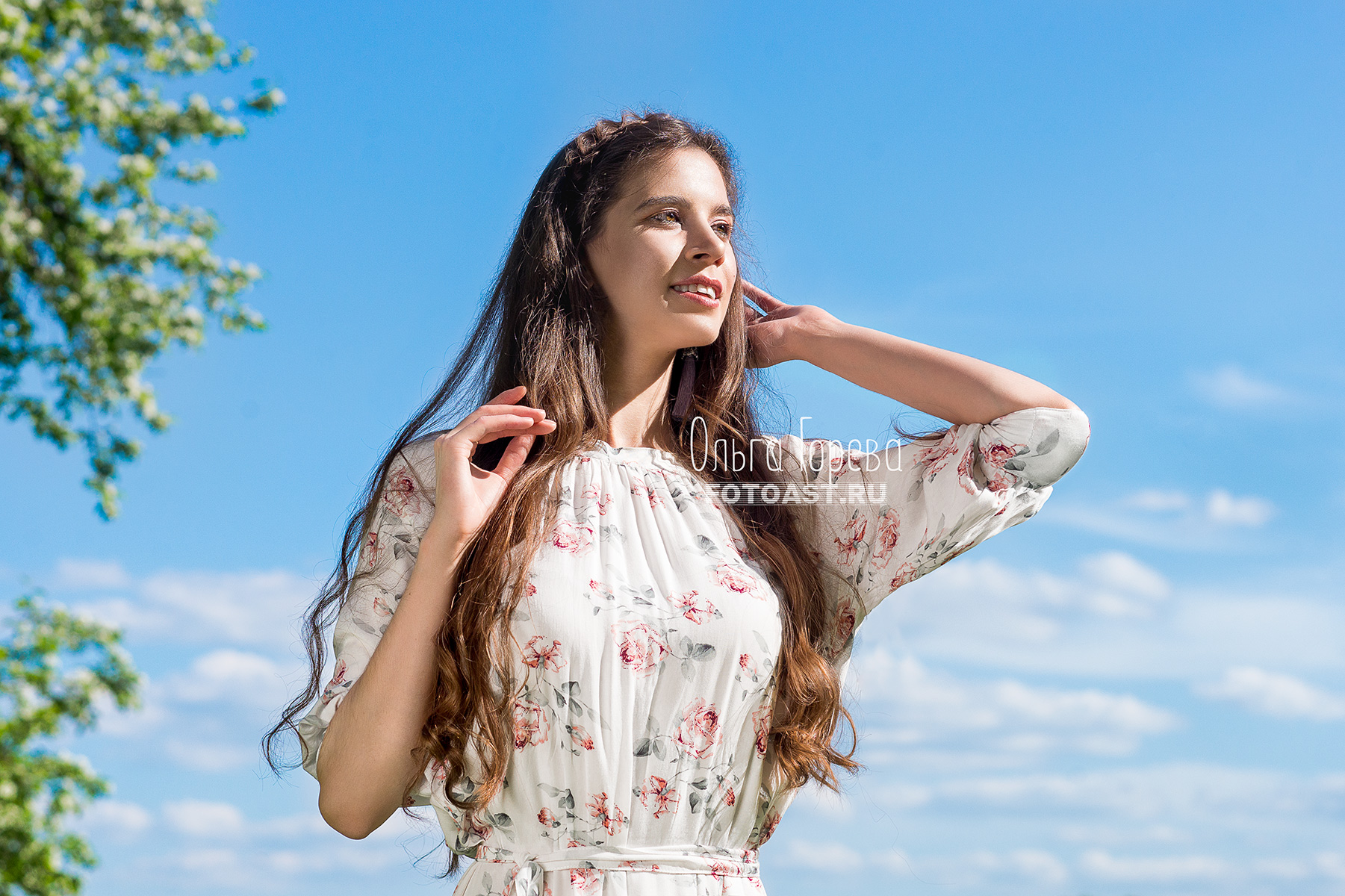 Фотосессия в цветущих яблонях в Кирове