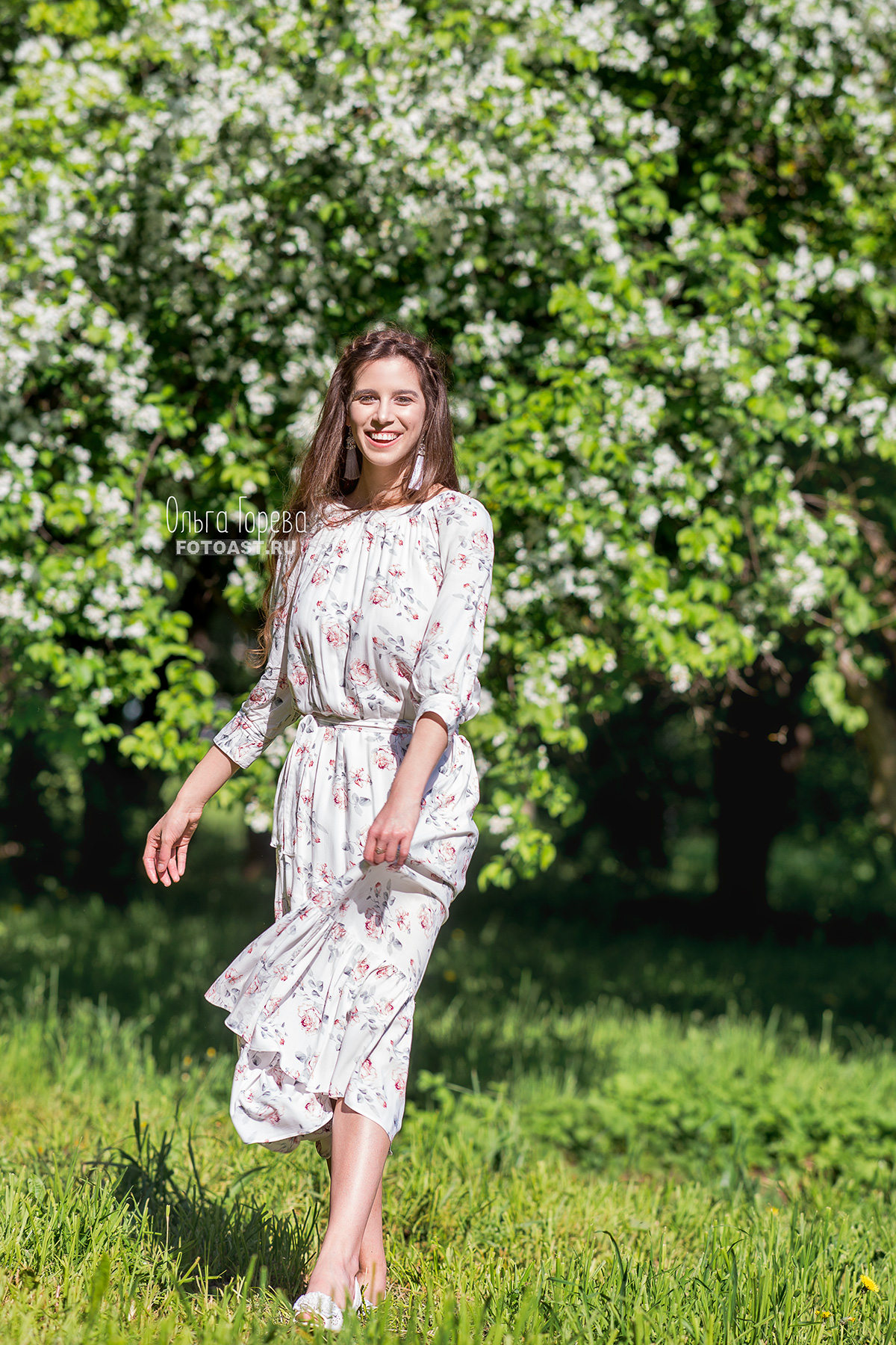 Фотосессия в цветущих яблонях в Кирове