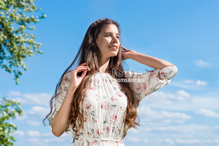 Фотосессия модели в цветущих яблонях в Кирове