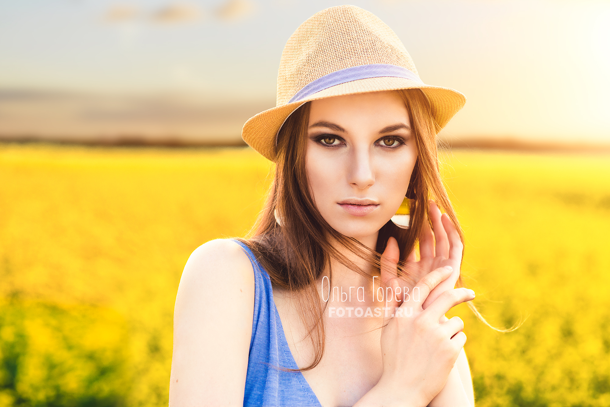 Фотосессия модели в поле с цветами в Кирове