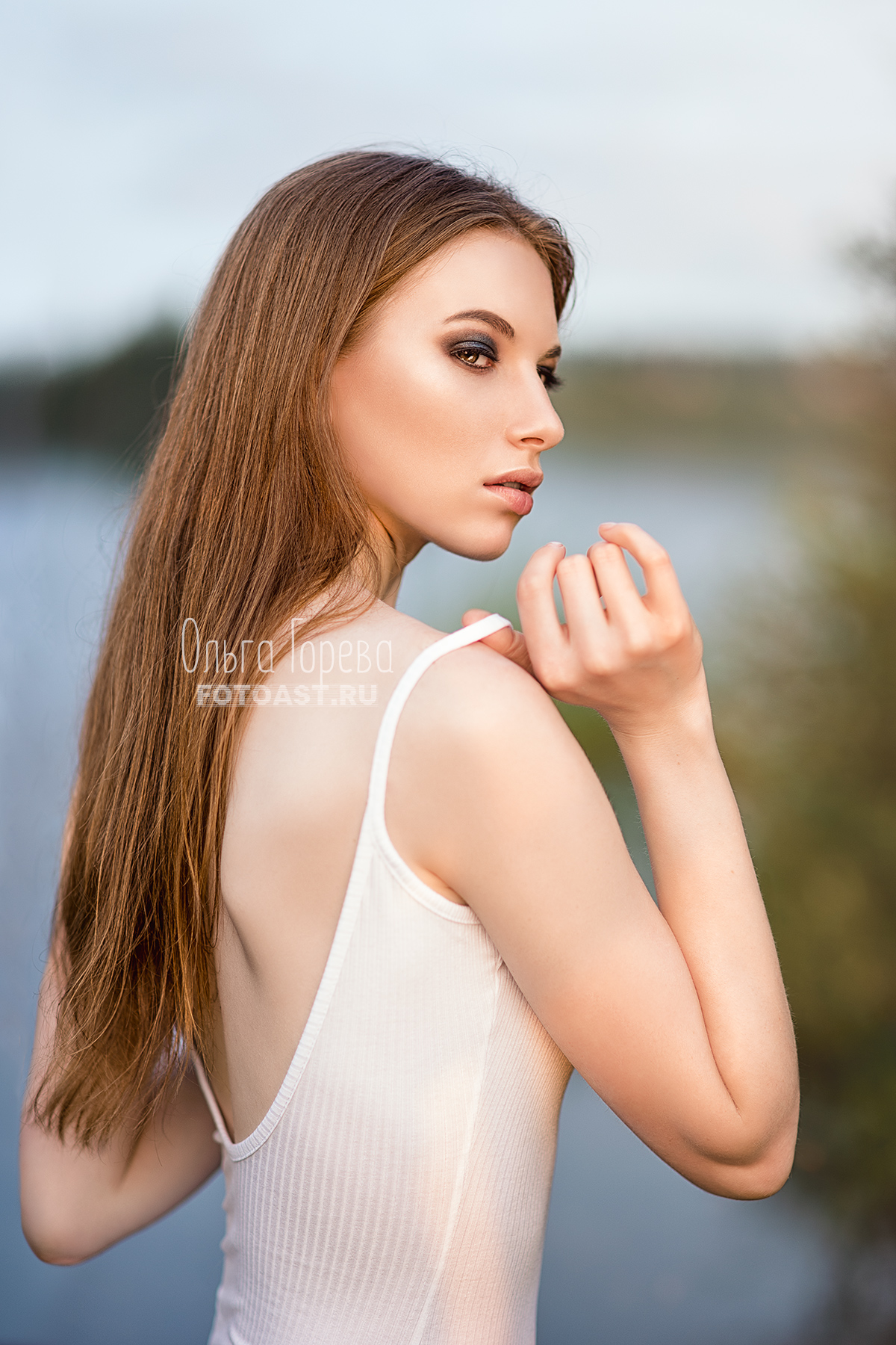 Фотосессия модели в поле с цветами в Кирове