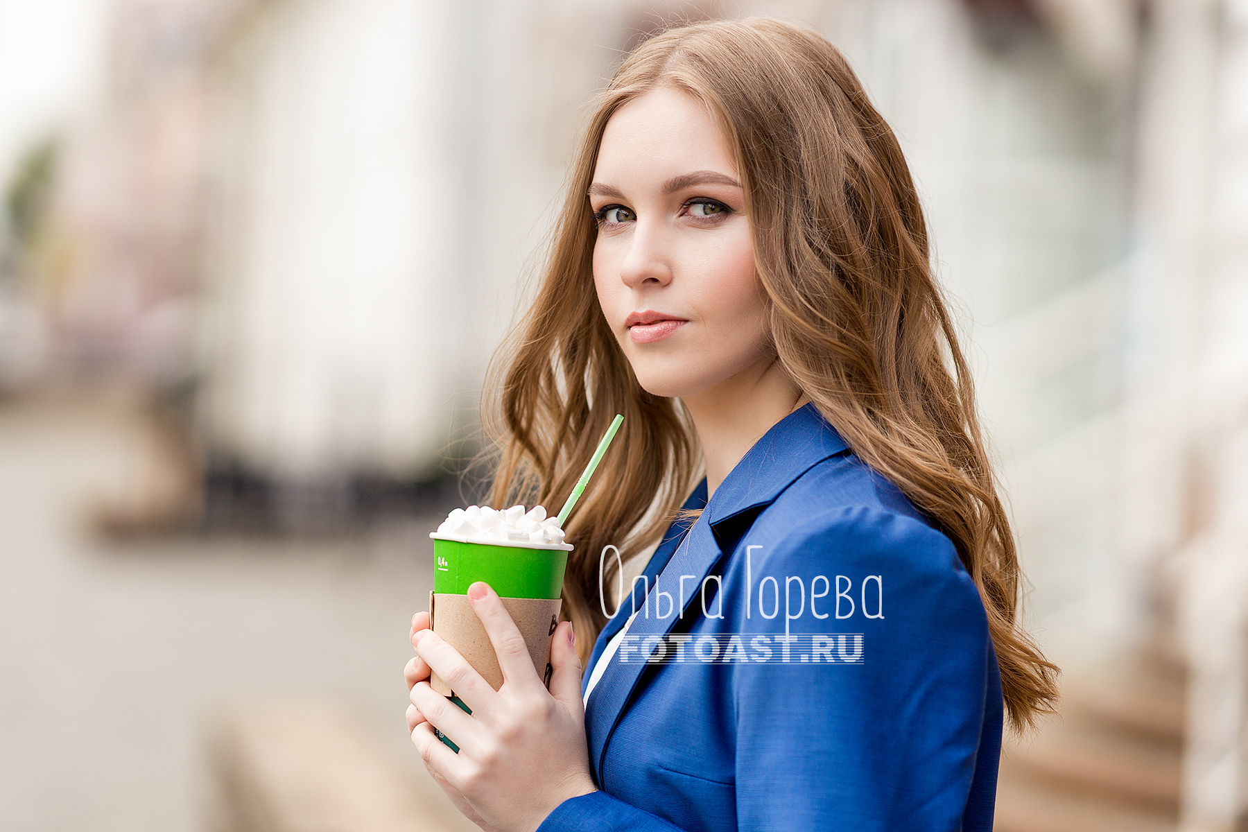 Уличная фотосессия девушки в городе Киров