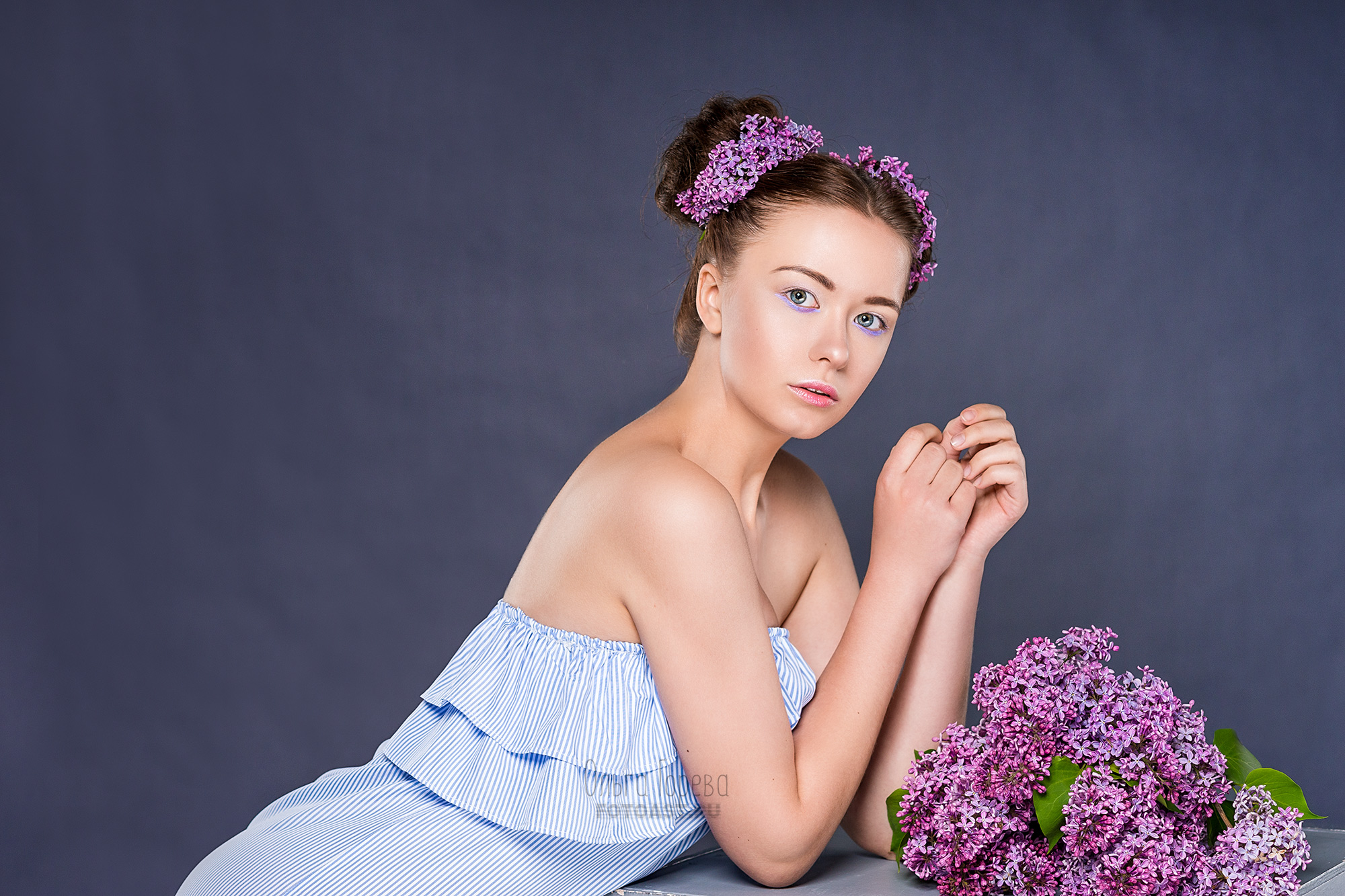 Фотосессия в студии с сиренью. Девушка в платье. Киров