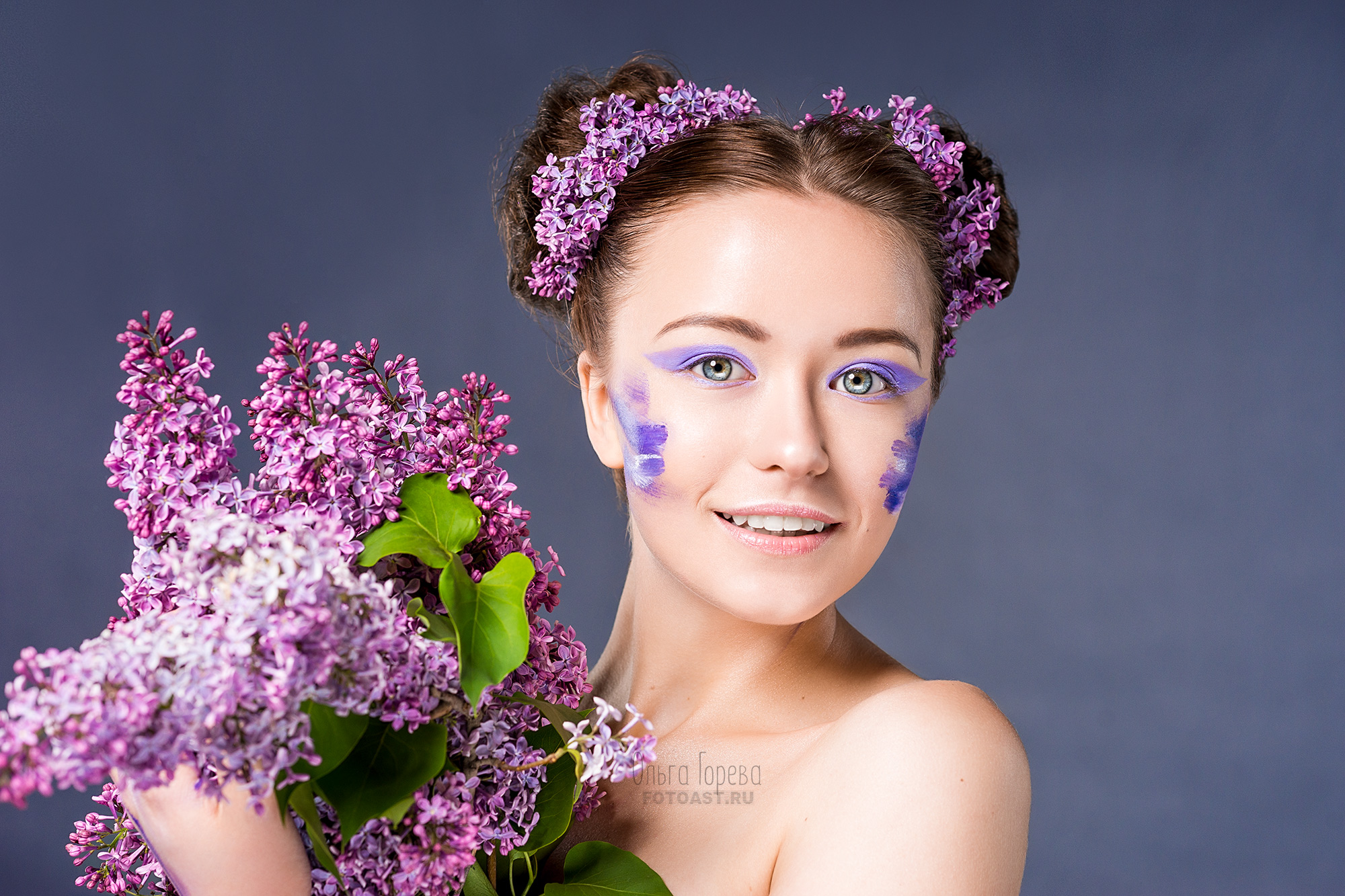 Фотосессия в студии с сиренью. Девушка в платье. Киров