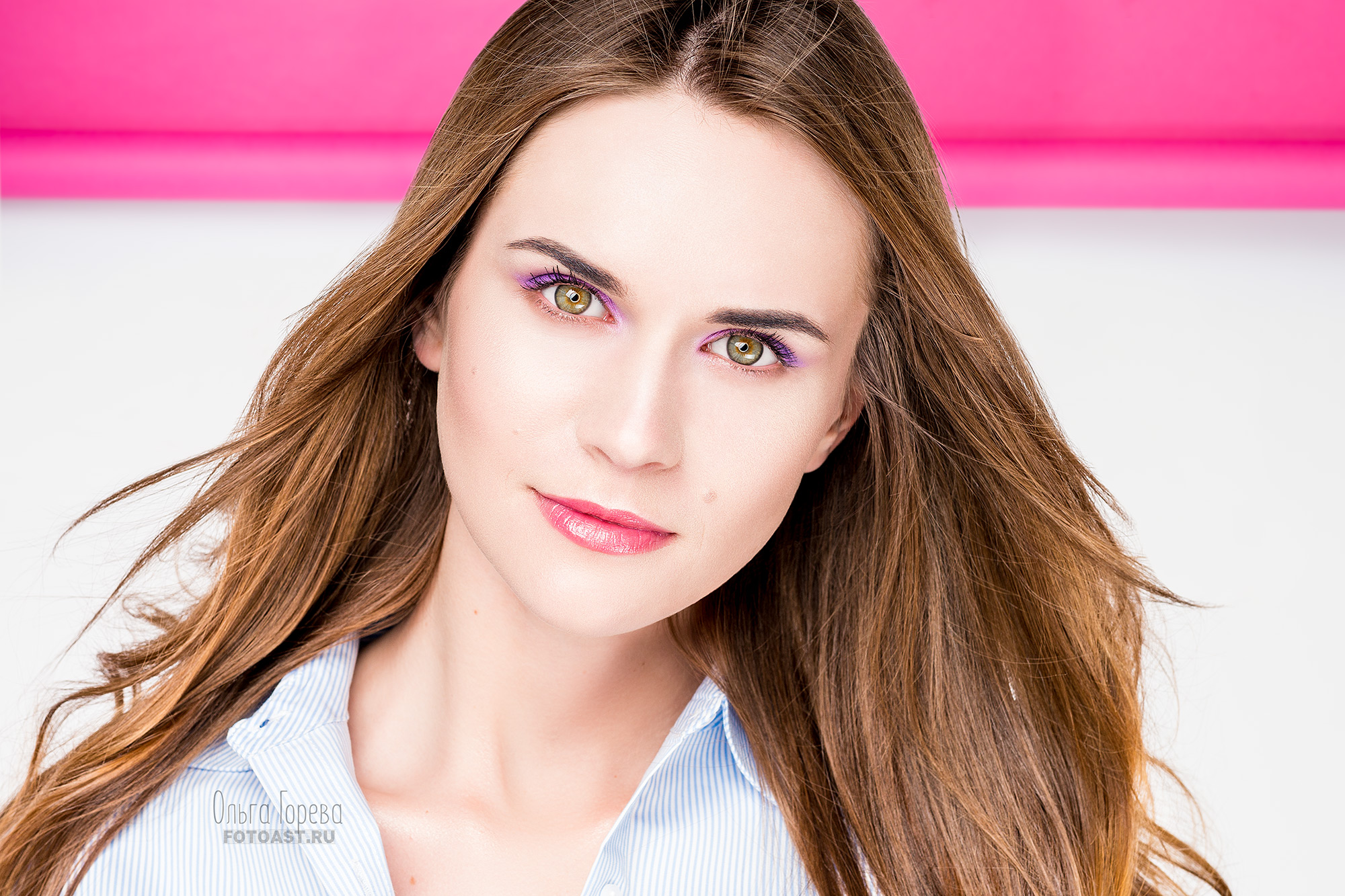 Яркая и цветная студийная фотосессия на фонах девушки в Кирове